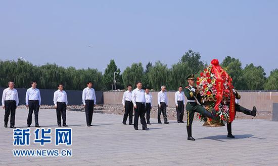 7月28日，中共中央总书记、国家主席、中央军委主席习近平到河北唐山市调研考察。这是习近平在唐山地震遗址公园向唐山大地震罹难同胞和在抗震救灾中捐躯的英雄敬献花篮。新华社记者 兰红光 摄