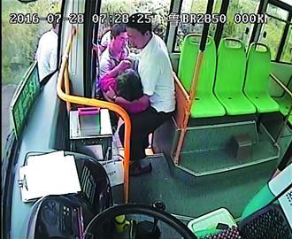 路上“捡”个乘客 公交开往医院