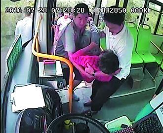路上“捡”个乘客 公交开往医院
