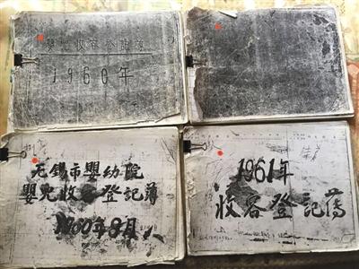 无锡福利院档案室里发现的30多本婴幼儿收容、领养、死亡登记簿。A14-A15版摄影（除署名外）/新京报记者 罗婷 摄