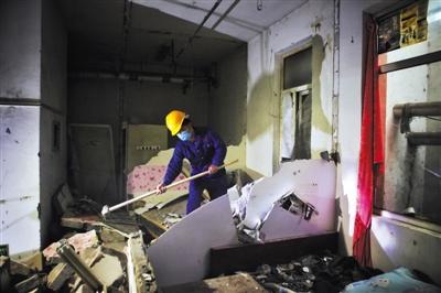 8月3日，甘露园中里小区，工作人员在地下室内拆除隔墙。新京报记者 王嘉宁 摄