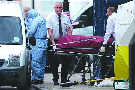 8月4日，英国伦敦，救护人员从案发现场搬走遇难者遗体。
