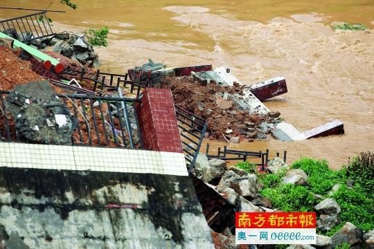 广州一河堤挡墙因台风凌晨坍塌 500居民紧急疏散