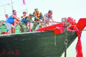 昨日中午，珠海香洲渔港的渔船鸣炮起航，出海捕捞。