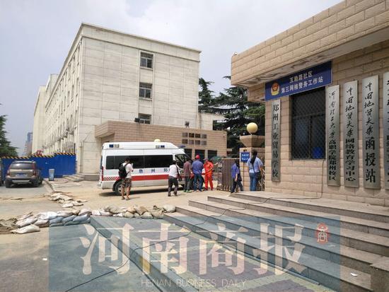 "点击图片翻到下一页 郑州
塌方
失踪
女教师
136小时后被发现 已身亡