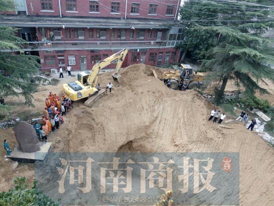 "点击图片翻到下一页 郑州
塌方
失踪
女教师
136小时后被发现 已身亡