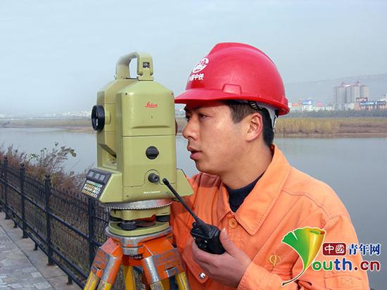 白芝勇使用0.5秒级高精度测量仪器在武广客专浏阳河隧道进行洞外隧道控制测量。

本人供图