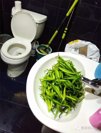 2016年7月28日，朝阳后现代城，雨花庭鸡参汤。蔬菜就在厕所的洗脸池里洗，马桶就在旁边。