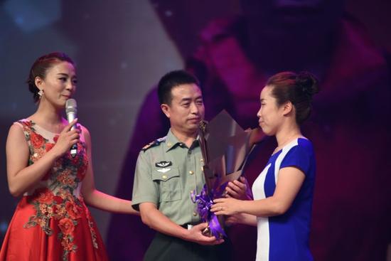 获得“最美夫妻”荣誉称号的夫妻之一：黄青松（左二）与李翠霞（右一）