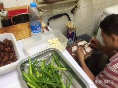 2016年7月5日，通州区北京像素小区，望京小腰麻辣面。一名工作人员在垃圾桶上穿串。