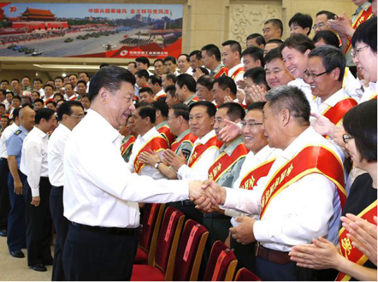 7月29日，党和国家领导人习近平、李克强等在北京会见全国双拥模范城（县）命名暨双拥模范单位和个人表彰大会代表。 新华社记者 鞠鹏 摄