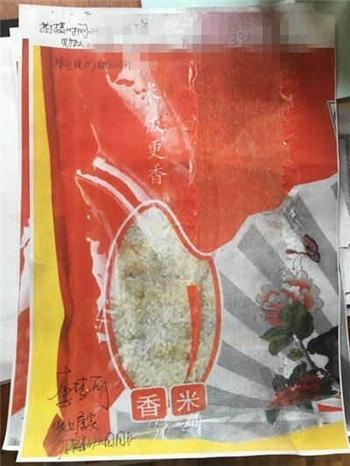 资料图:哈尔滨冠童国际幼儿园日前被曝出给孩子吃的大米有不同程度的霉变现象。