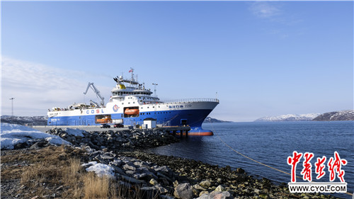 “海洋石油720”在北极海域作业。
