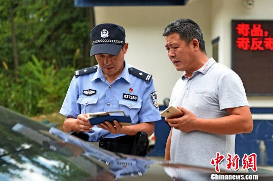 图为：杭州警方正在对车辆及驾驶人员进行检查。 杭州公安提供 摄
