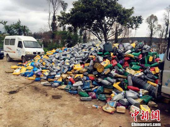 云南一工廠傾倒機(jī)油等18噸 土壤或幾十年難修復(fù)3