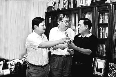 陈秋强(右)与谢晋(中)
