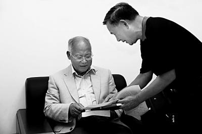 陈秋强与何振梁(左)(图片均为资料图片)