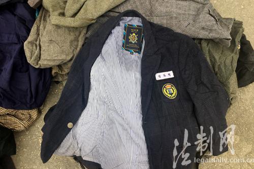 图为走私旧衣服中竟然出现疑似韩国校服。