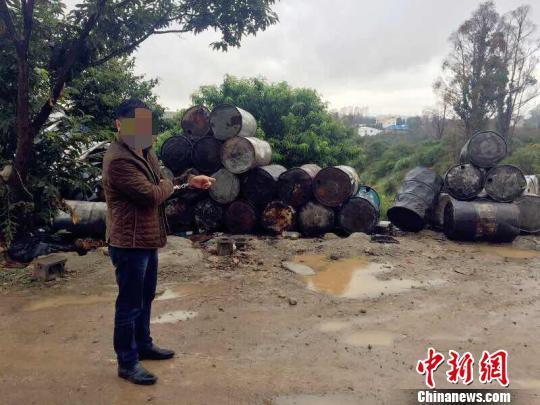 云南一工廠傾倒機(jī)油等18噸 土壤或幾十年難修復(fù)1