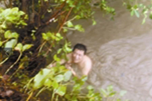 男子洪水中连救两人后反遭抛弃 险被冲走(图)