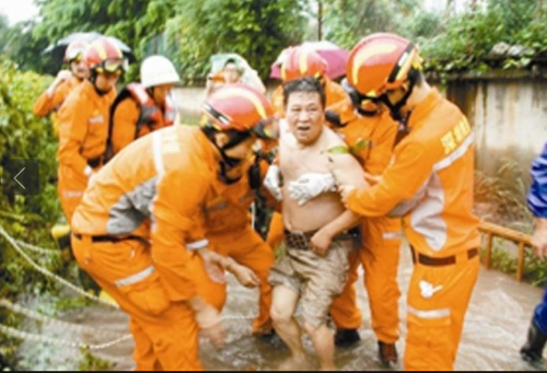 男子洪水中连救两人后反遭抛弃 险被冲走(图)
