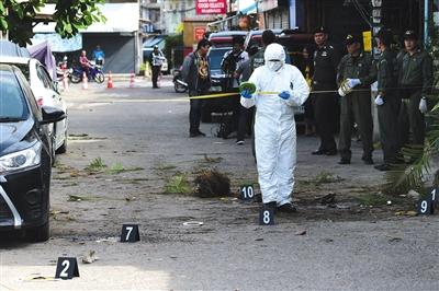 8月12日，泰国华欣，调查人员在炸弹爆炸现场取证。11日下午至12日上午，包括华欣在内的5地发生9次炸弹爆炸，造成至少4人死亡。本版图片/视觉中国