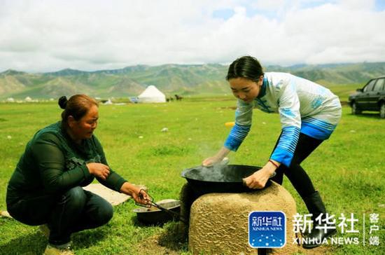 今天，在这片充满生机的巴音布鲁克草原上，步入现代化的土尔扈特人，依旧传承着东归精神，把对家乡深沉的爱恋、对草原承载的希望、对民族发展殷切的渴望精彩演绎进了新时代的故事里。