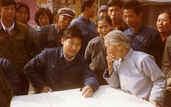 1983年，时任河北正定县委书记的习近平，临时在大街上摆桌子听取民众意见。（图片来源：新华网）