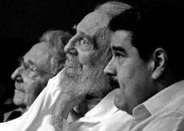 图说：古巴现任领导人劳尔·卡斯特罗（左）、古巴革命领袖菲德尔·卡斯特罗（中）及委内瑞拉总统马杜罗（右）一起出席活动。