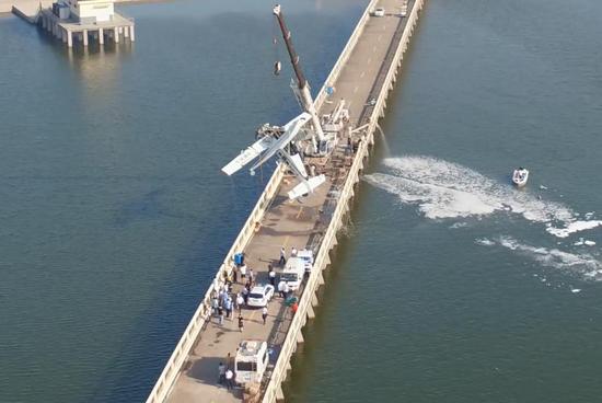 撞桥飞机被吊起。