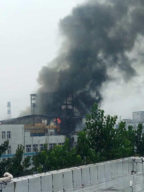 齐鲁制药厂雨中大火 系两名工人操作不当已被行拘