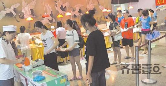 16日，在　山师食堂的桃李园，只有自选区和风味餐厅开着