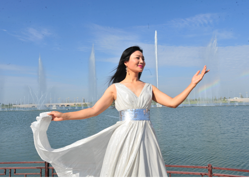 新疆维吾尔自治区旅游形象大使、青年歌手李秀莲到场为此次穿越楼兰活动献唱本土原唱歌曲《穿越楼兰我来了》。（摄影：丹江水）
