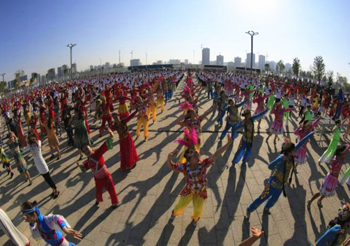 巴州各族干部群众齐跳千人广场舞。（摄影：李翔）