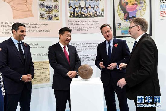 2015年10月23日，国家主席习近平在时任英国首相卡梅伦陪同下，参观曼彻斯特城市足球学院。 新华社记者饶爱民摄