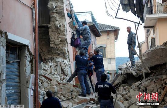 图为救援人员救出一位女性。 外媒:意大利地震造成至少14人死亡