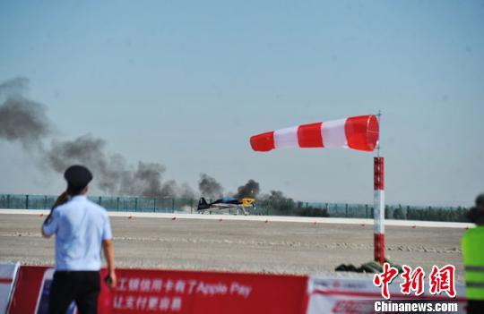 8月27日，首届丝绸之路(张掖)国际通用航空大会在张掖丹霞通用机场举行飞行表演，一架飞机在表演特技动作时坠落，飞行员已确认死亡，为南非籍。无地面人员伤亡。　杨艳敏 摄