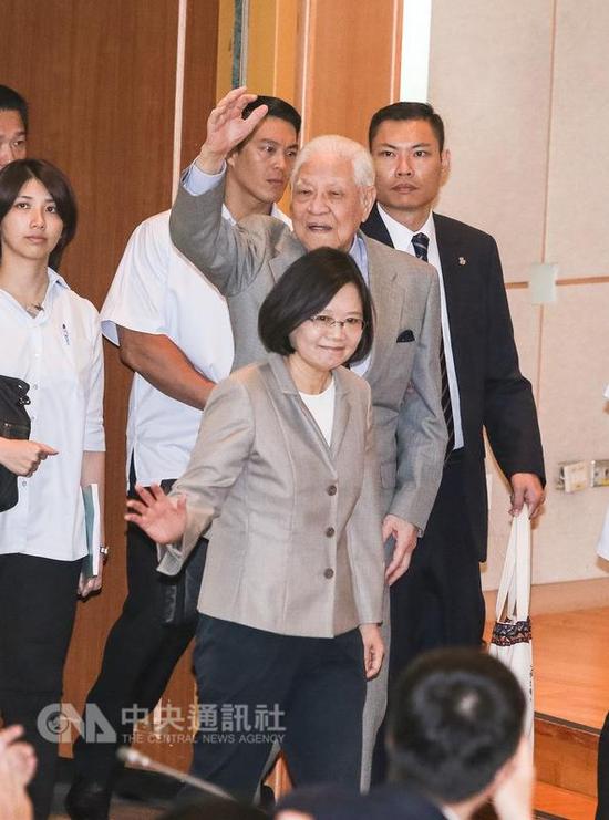 蔡英文就职百日与李登辉同台称两岸交流未断 蔡英文 大陆游客 李登辉 新浪新闻