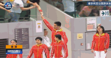 内地奥运代表团抵达香港 现场表演画面罕见