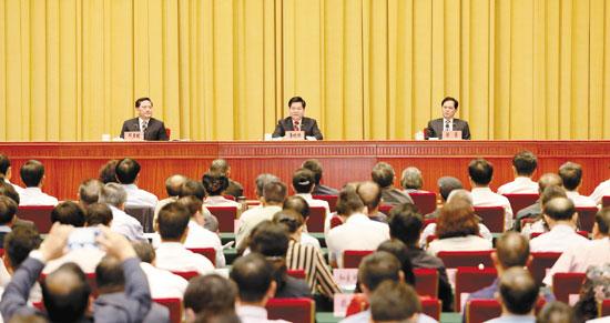 昨日，云南省委召开全省领导干部会议，宣布中共中央关于云南省委主要负责同志职务调整的决定。