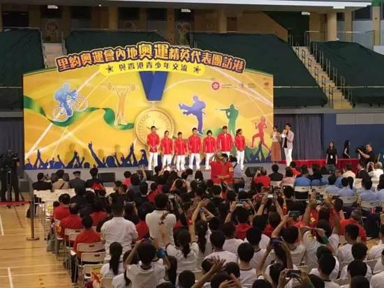 内地奥运代表团抵达香港 现场表演画面罕见