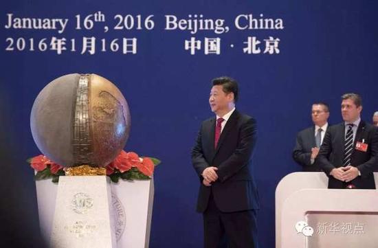 2016年1月16日，亚洲基础设施投资银行开业仪式在北京举行。国家主席习近平出席开业仪式并致辞。这是习近平为亚投行标志物“点石成金”揭幕。新华社记者李学仁摄