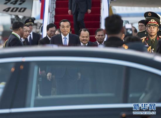 当地时间9月6日，应东盟轮值主席国老挝总理通伦邀请，国务院总理李克强乘专机抵达万象瓦岱机场，出席第十九次中国－东盟（10+1）领导人会议暨中国－东盟建立对话关系25周年纪念峰会、第十九次东盟与中日韩（10+3）领导人会议和第十一届东亚峰会，并对老挝进行正式访问。新华社记者 王晔 摄