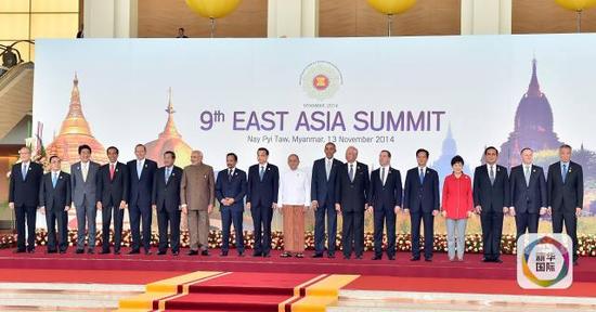 2014年11月13日，克强总理在缅甸内比都出席第九届东亚峰会。这是峰会开始前，与会领导人合影。新华社记者李涛摄