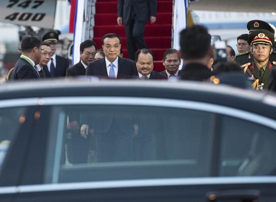 当地时间9月6日，克强总理乘专机抵达万象瓦岱机场，出席东亚合作领导人系列会议并访问老挝。新华社记者王晔摄