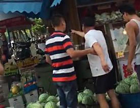 常州城管队员对一占道瓜贩进行劝说整改时，小贩口中一直大声叫骂。视频截图