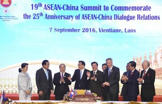 在东盟国家领导人的见证下，李克强和东盟轮值主席国老挝总理通伦共同为《中国—东盟25年对话与合作：事实与数据》手册剪彩，并与中国—东盟关系协调国新加坡总理李显龙三人一起同切纪念蛋糕。