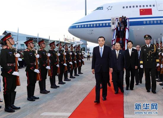 9月6日，应东盟轮值主席国老挝总理通伦邀请，国务院总理李克强乘专机抵达万象瓦岱机场，出席第十九次中国－东盟（10+1）领导人会议暨中国－东盟建立对话关系25周年纪念峰会、第十九次东盟与中日韩（10+3）领导人会议和第十一届东亚峰会，并对老挝进行正式访问。多位老挝政府高级官员到机场迎接。新华社记者 饶爱民 摄