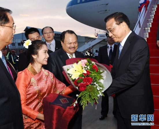 9月6日，应东盟轮值主席国老挝总理通伦邀请，国务院总理李克强乘专机抵达万象瓦岱机场，出席第十九次中国－东盟（10+1）领导人会议暨中国－东盟建立对话关系25周年纪念峰会、第十九次东盟与中日韩（10+3）领导人会议和第十一届东亚峰会，并对老挝进行正式访问。多位老挝政府高级官员到机场迎接。新华社记者 饶爱民 摄
