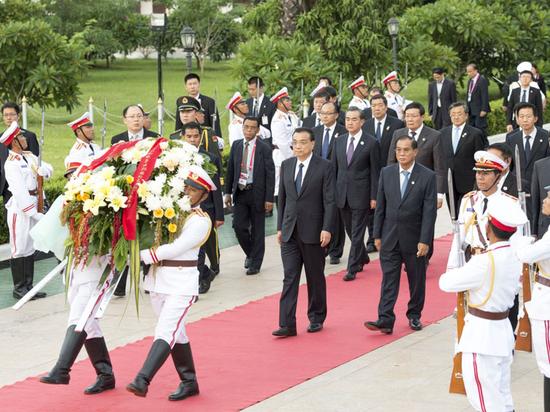 9月8日，国务院总理李克强在万象向老挝无名烈士纪念碑敬献花圈。

　　新华社记者 王晔 摄